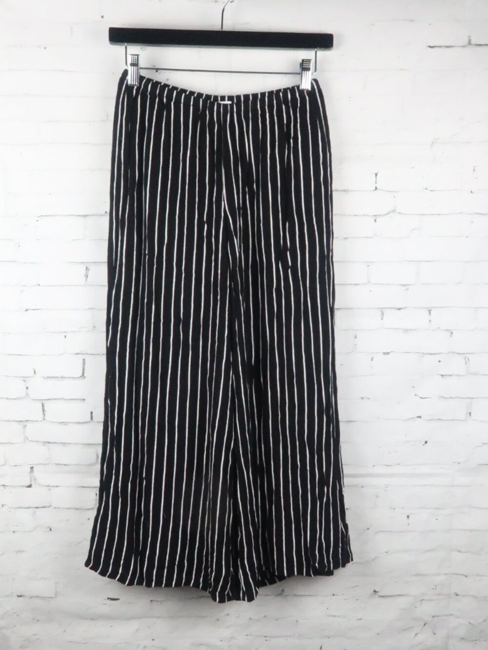 HOLLISTER BLACK WITH WHITE STRIPE WIDE LEG PULL ON LINED PANTS SIZE XS